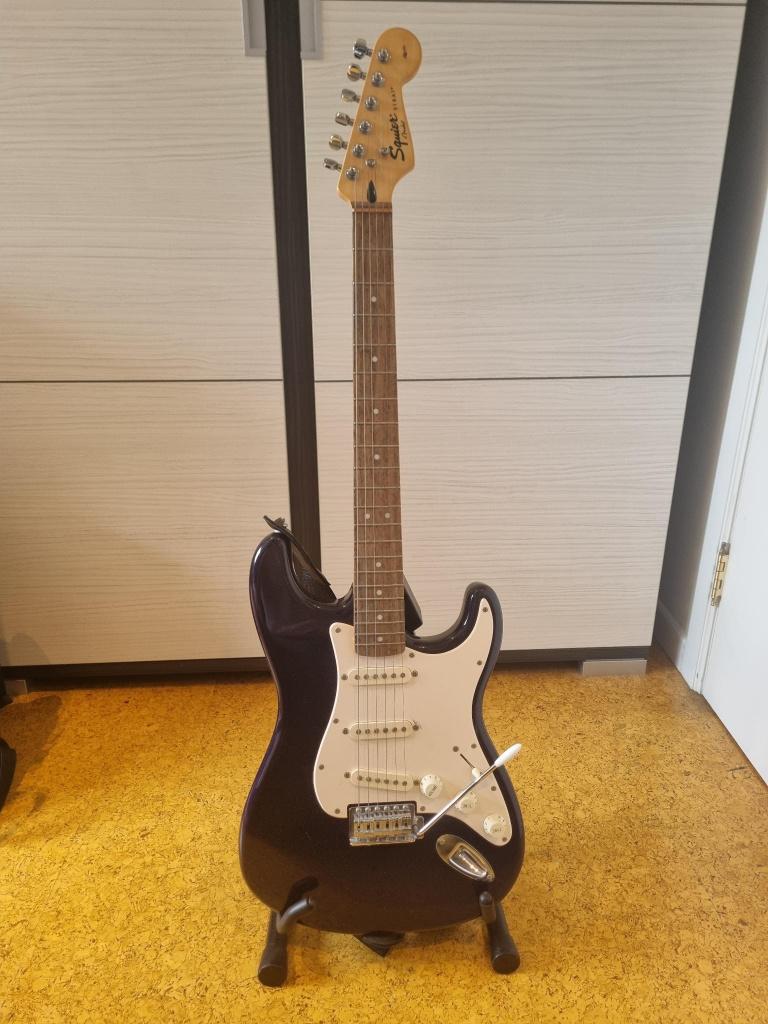 Squier Stratocaster Fender pakket voor elektrische gitaar, Muziek en Instrumenten, Snaarinstrumenten | Gitaren | Elektrisch, Zo goed als nieuw