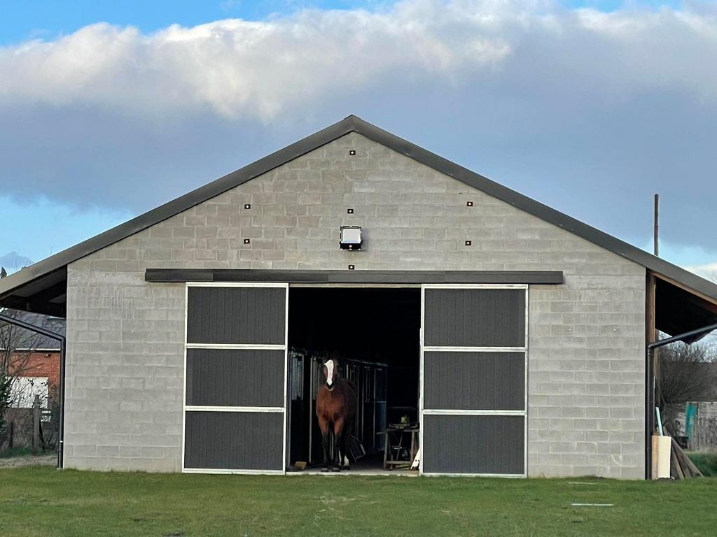 Stalgebouw 200m2 met weides te huur