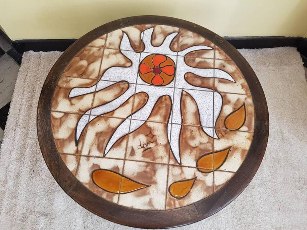 Salontafel uit 1970 gesigneerd. Hout, smeedijzer en tegels., Huis en Inrichting, Ophalen