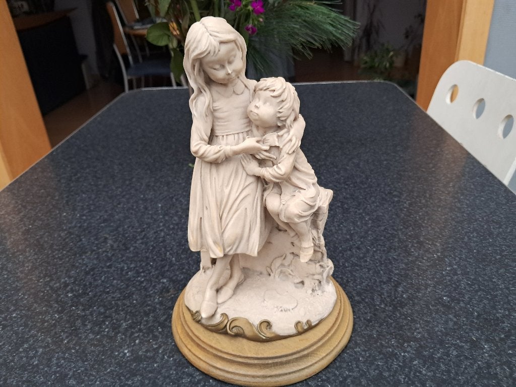 Beeldje wit Capodimonte , broer en zus, Giuseppe Armani, Ophalen of Verzenden, Mens