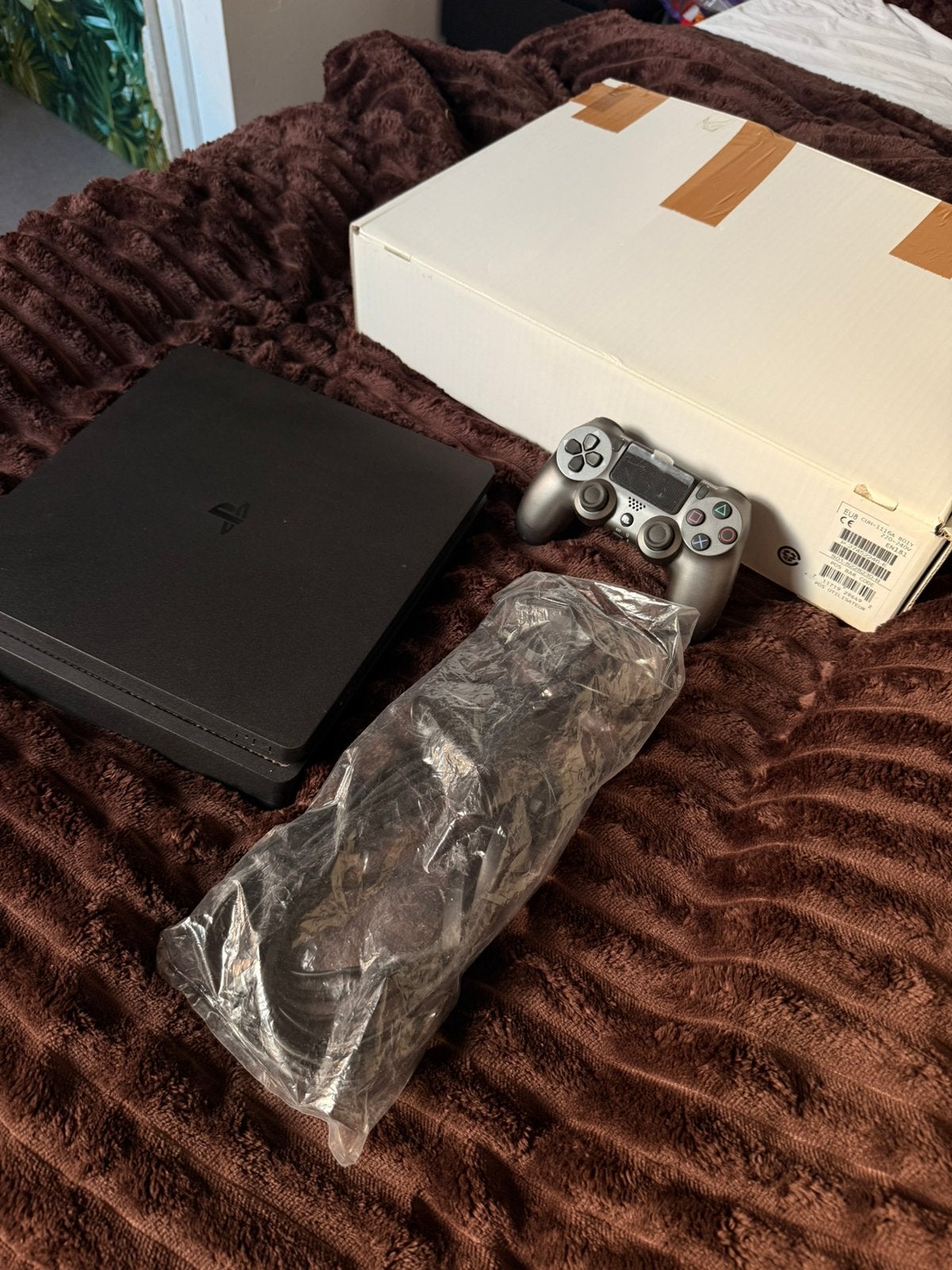 PlayStation 4 Slim – Complète avec boîte d’origine, Consoles de jeu & Jeux vidéo, Enlèvement ou Envoi