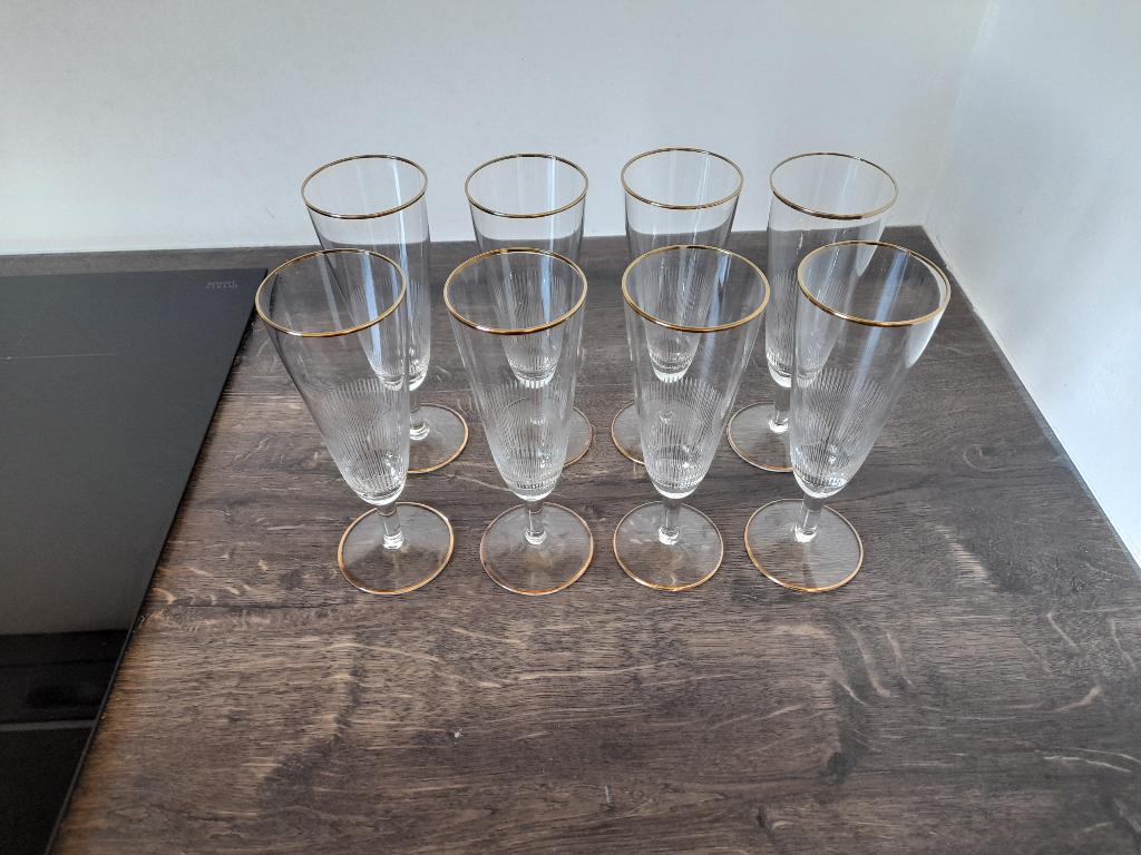 Champagneglazen met goudkleurige randen, Ophalen