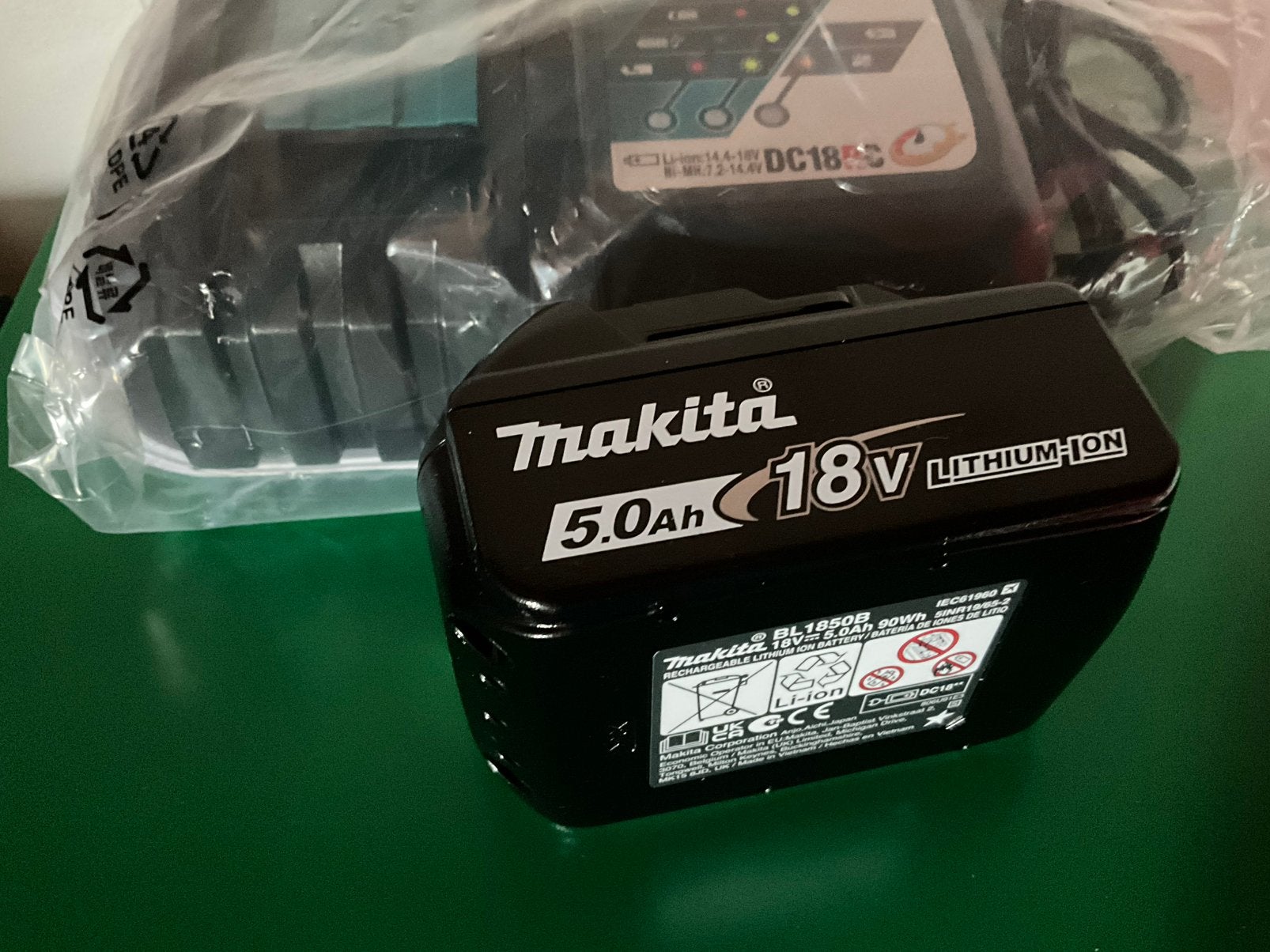 Nieuwe makita 18v 5ah accu + snellader, Doe-het-zelf en Bouw, Ophalen of Verzenden, Nieuw