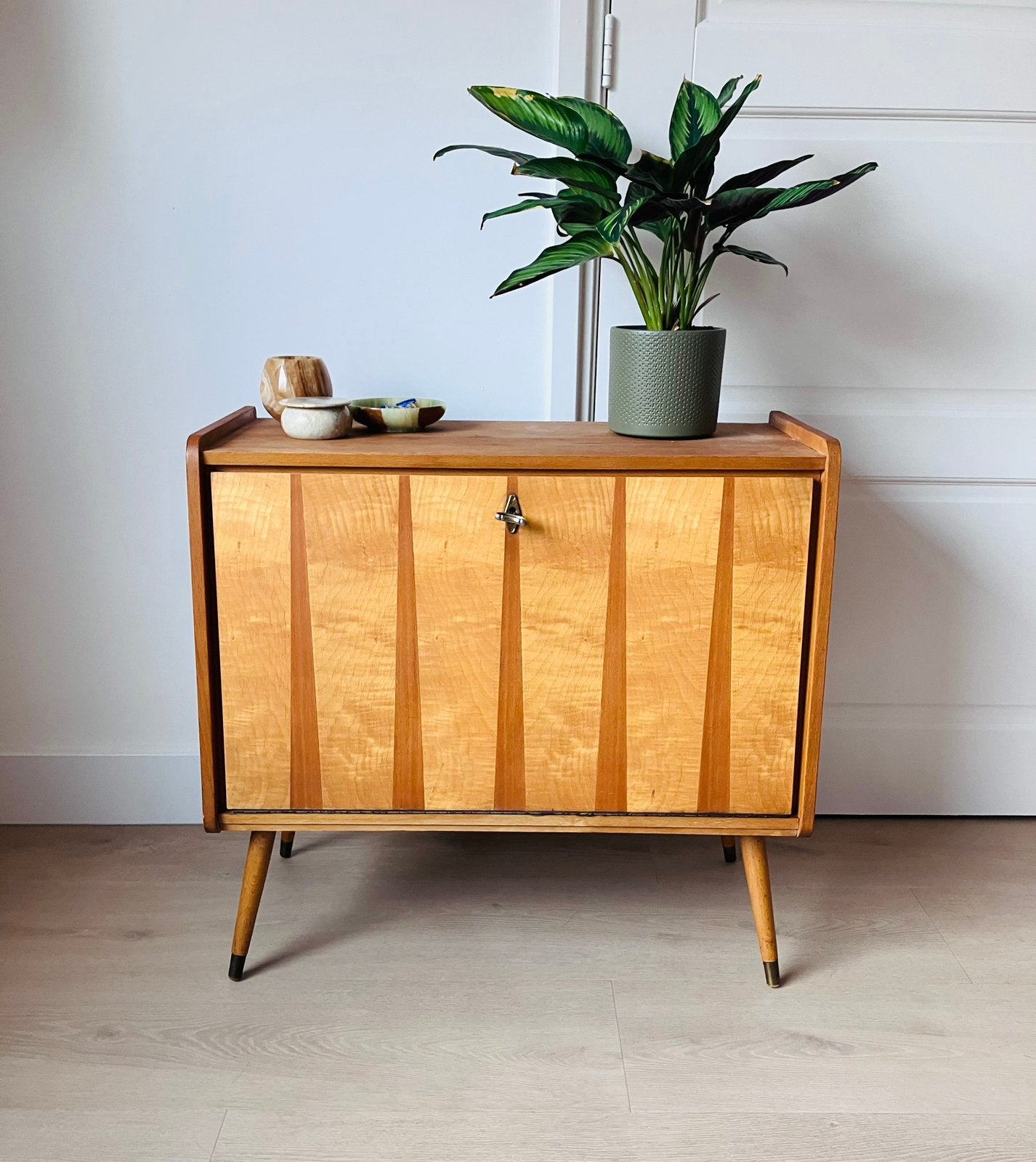 Tweekleurig vintage kast / klepkast/ dressoir / teak, Ophalen, Zo goed als nieuw
