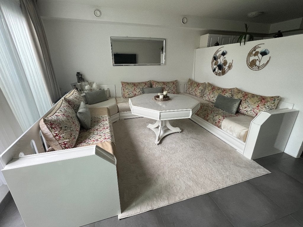 Salon marocain avec table et 2 eme housses  très bonne état, Enlèvement, Comme neuf