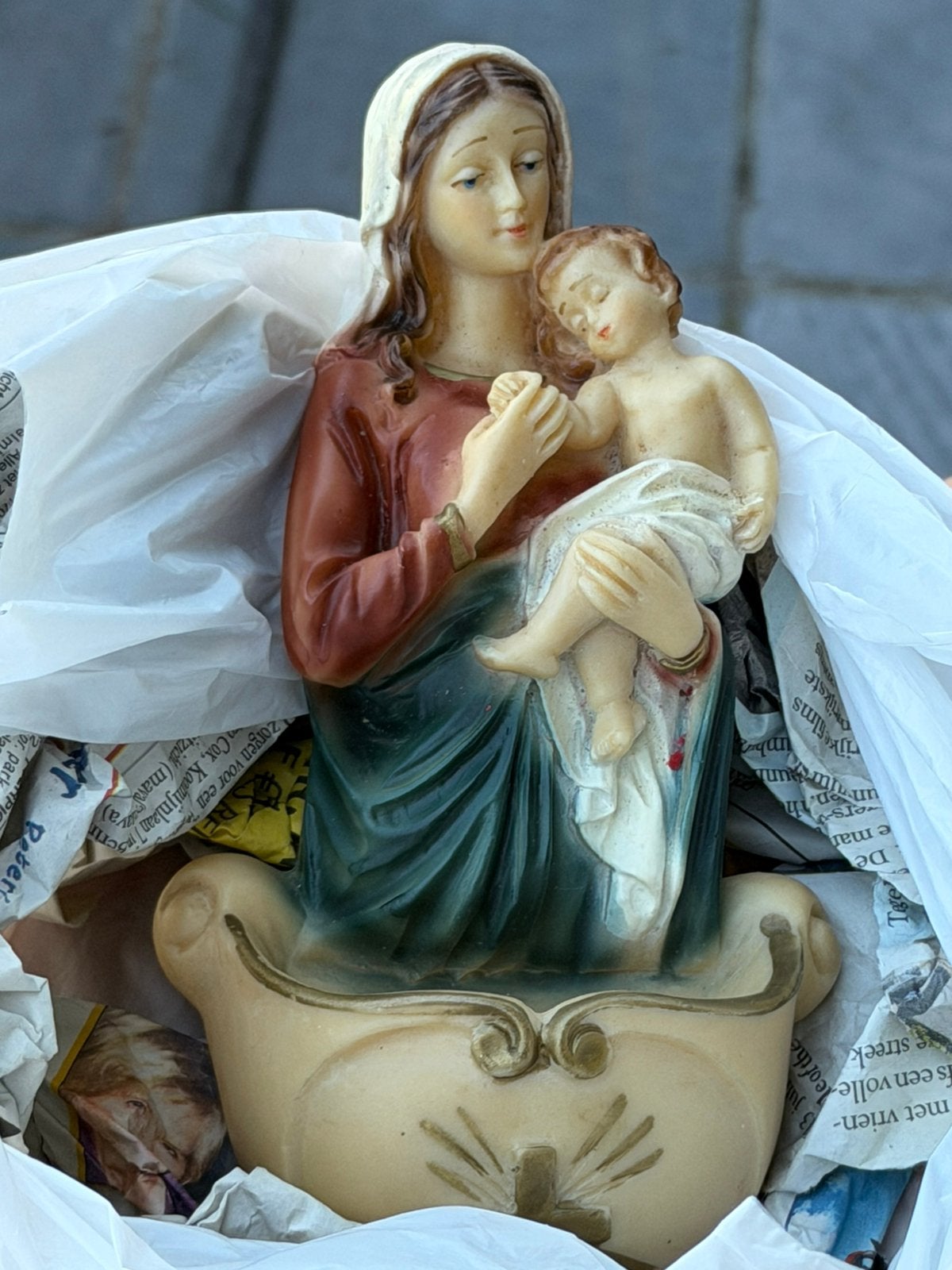 Wijwatervat met madonna, Ophalen