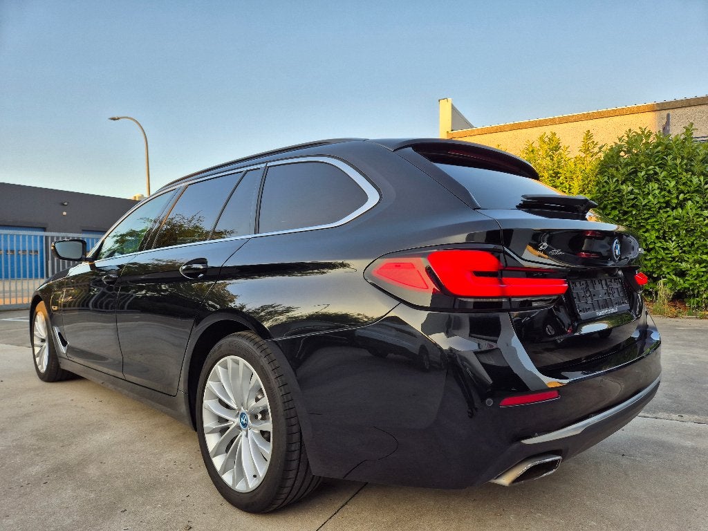 BMW 520 eA Touring / LUXURY LINE / PHEV HYBRID / 2022 !, Auto's, BMW, Automaat, 4 cilinders, 35 g/km, Zwart