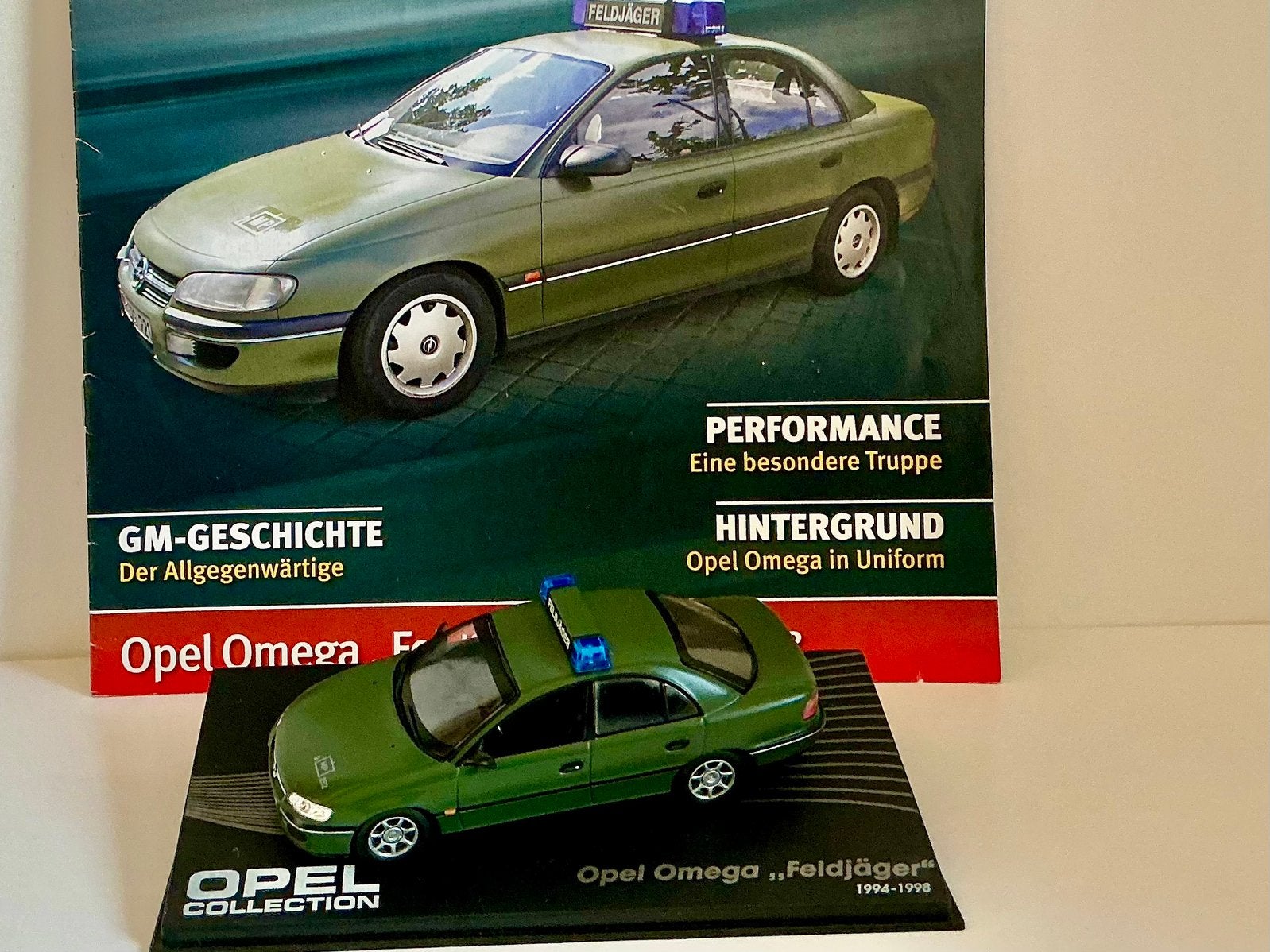 1:43 Opel omega feldjager 1994-1998. Met boekje, Hobby en Vrije tijd, Modelauto's | 1:43, Ophalen of Verzenden, Zo goed als nieuw