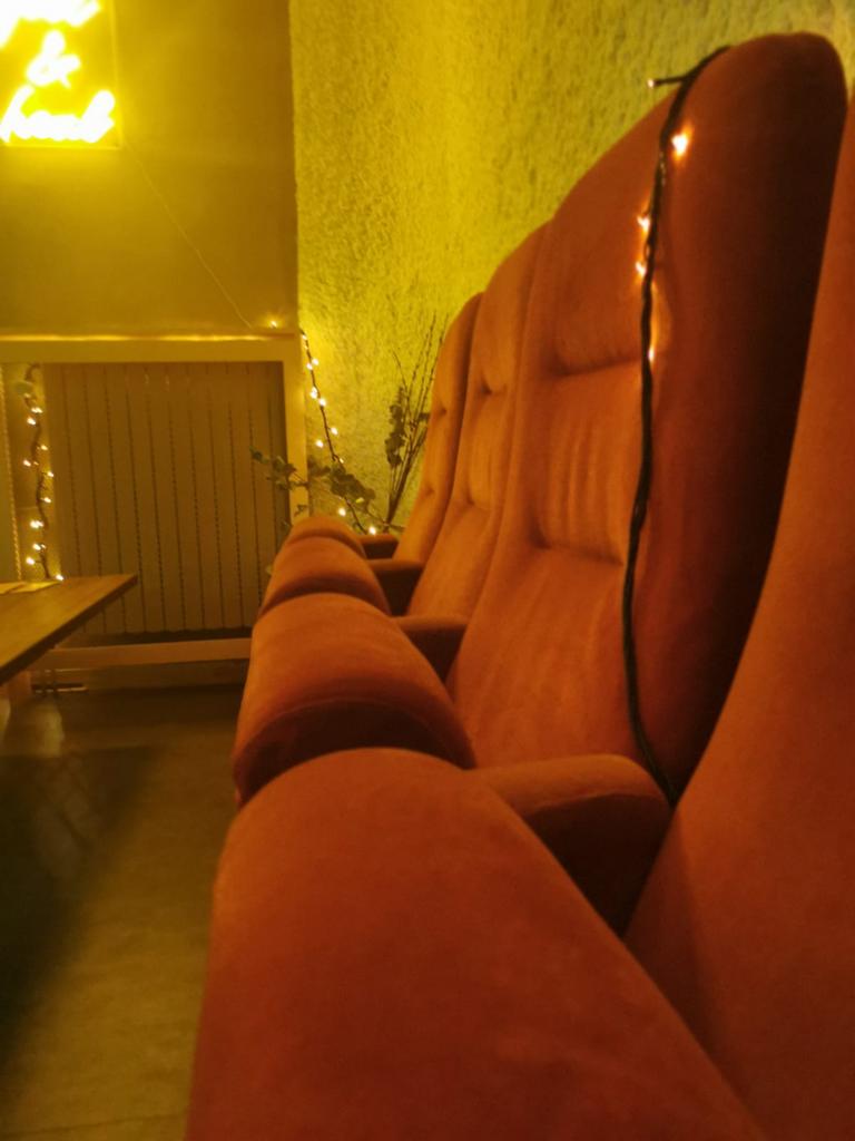 Rij van 4 Cinemastoelen, Huis en Inrichting, Ophalen