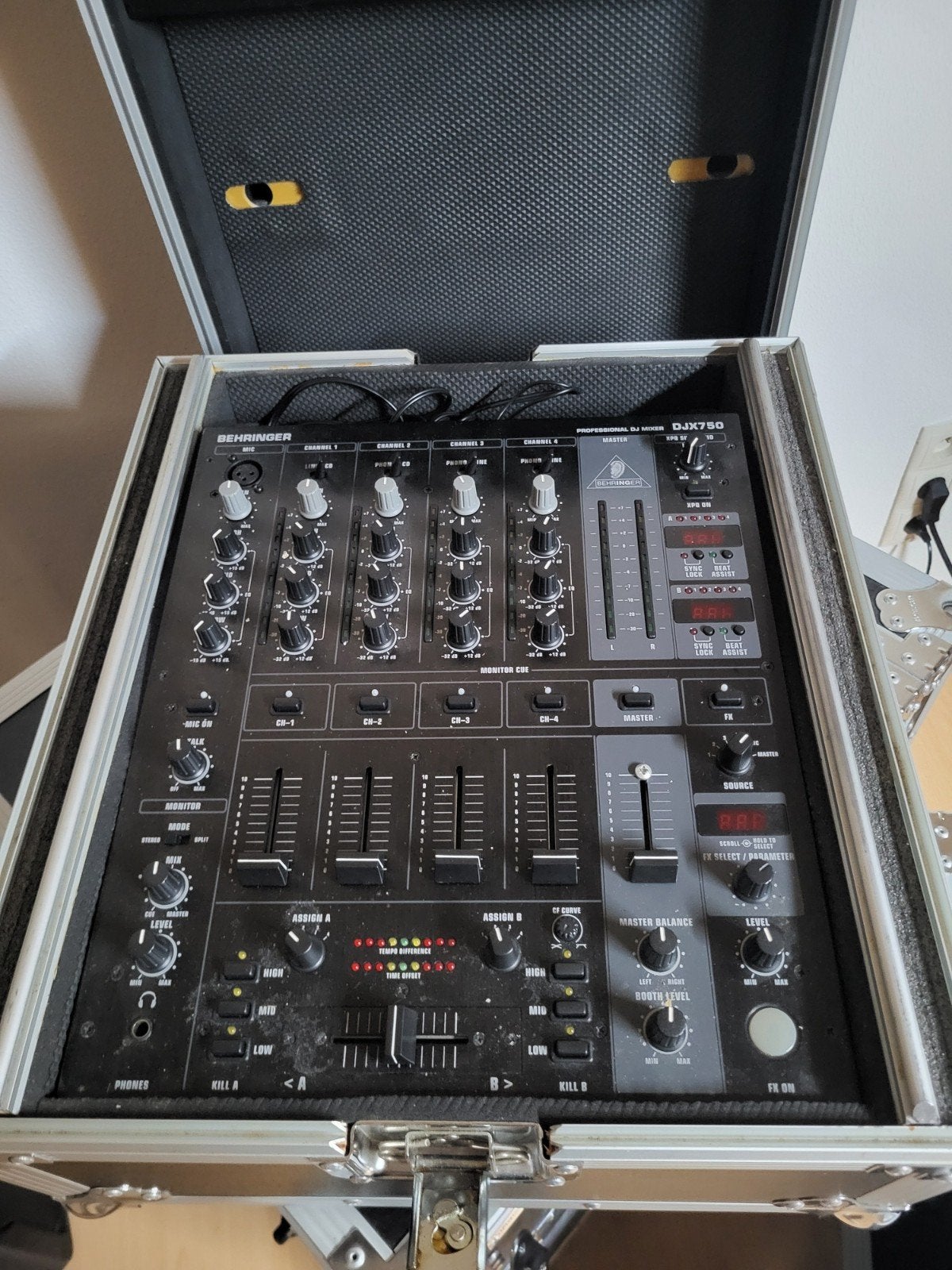 Behringer DJX750 DJ-mixer, Muziek en Instrumenten, Ophalen