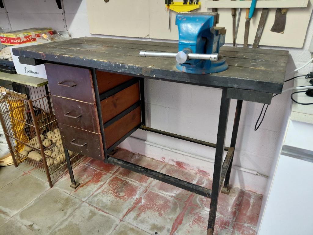 WERKBANK MET BANKSCHROEF EN 3 LADEN, Ophalen, Gebruikt, 120 tot 170 cm, Bankschroef