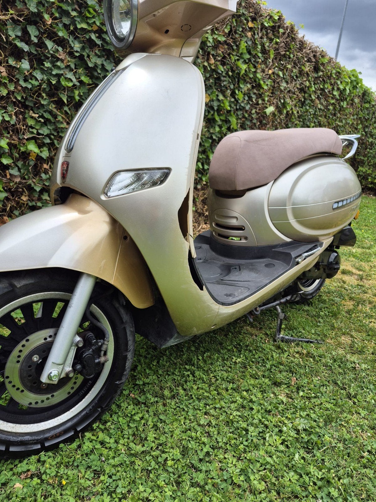 Retro scooter “London” 50cc – 45 km/u – slechts 7200 km, Fietsen en Brommers, Ophalen, Benzine