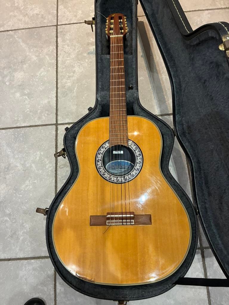 Guitare nylon Celebrity by Ovation, Musique & Instruments, Enlèvement, Utilisé, Guitare classique ou espagnole, Avec valise