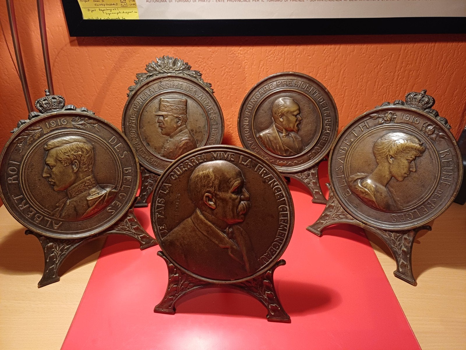 ENSEMBLE UNIQUE DE 5 PLAQUES ANCIENNES EN BRONZE DE LA PREMI, Enlèvement