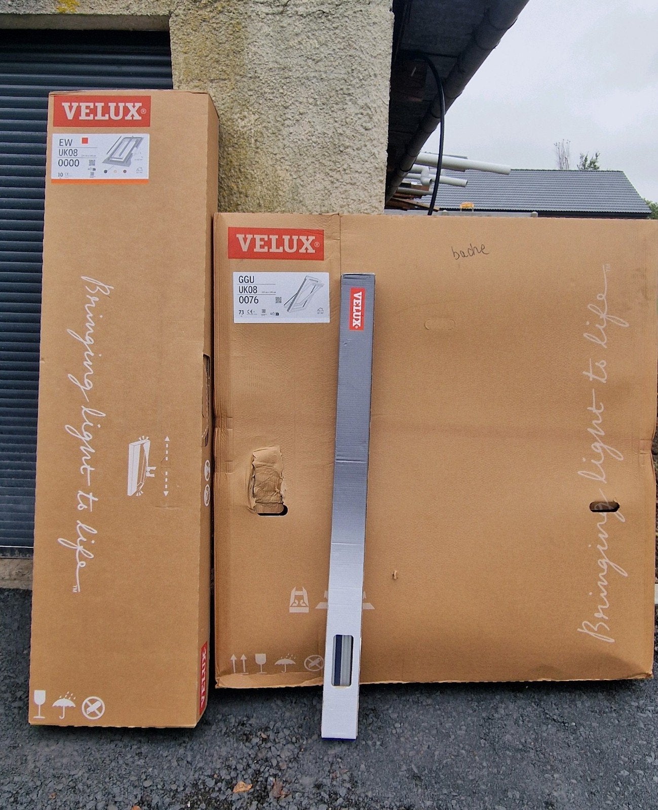 velux NEUF PVC 134x140 + raccord tuile + store + option pose, Bricolage & Construction, Enlèvement, Neuf