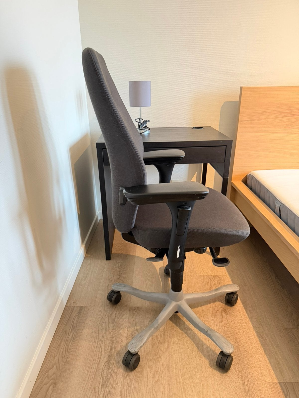 Chaise de bureau ergonomique professionnelle Kinnarps, Maison & Meubles, Gris, Comme neuf, Enlèvement, Chaise de bureau