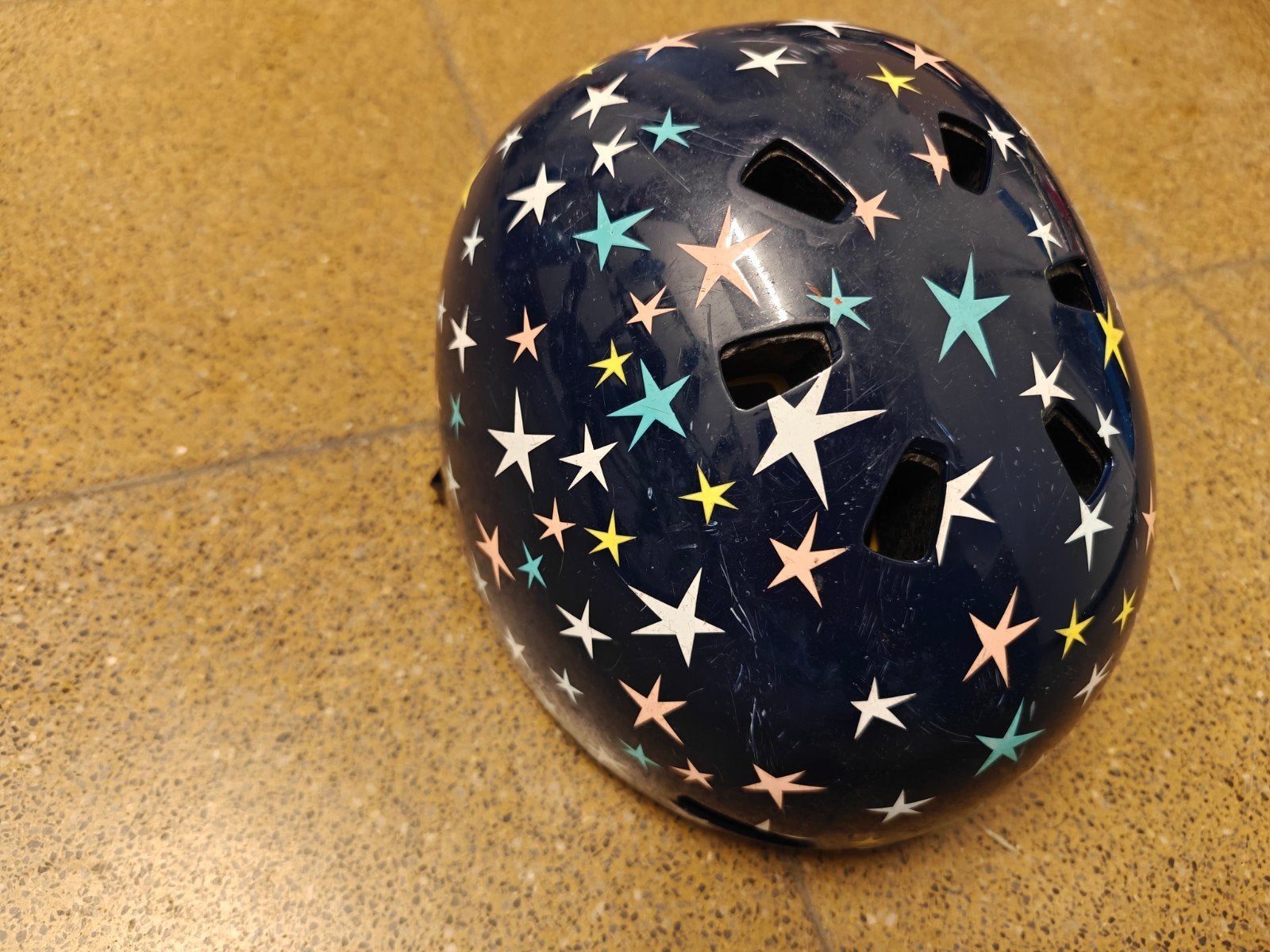 Nutcase helm met sterren 48-52cm, Ophalen, Gebruikt, Jongen of Meisje, Nutcase