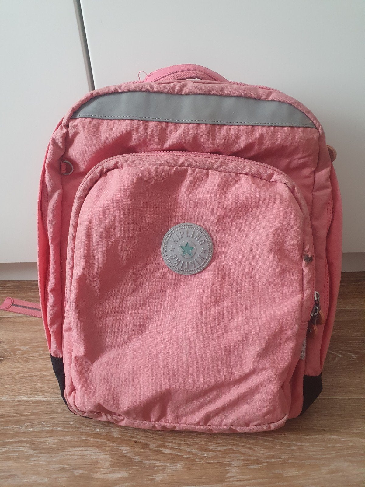Sac Kipling rose, Enlèvement, Rose