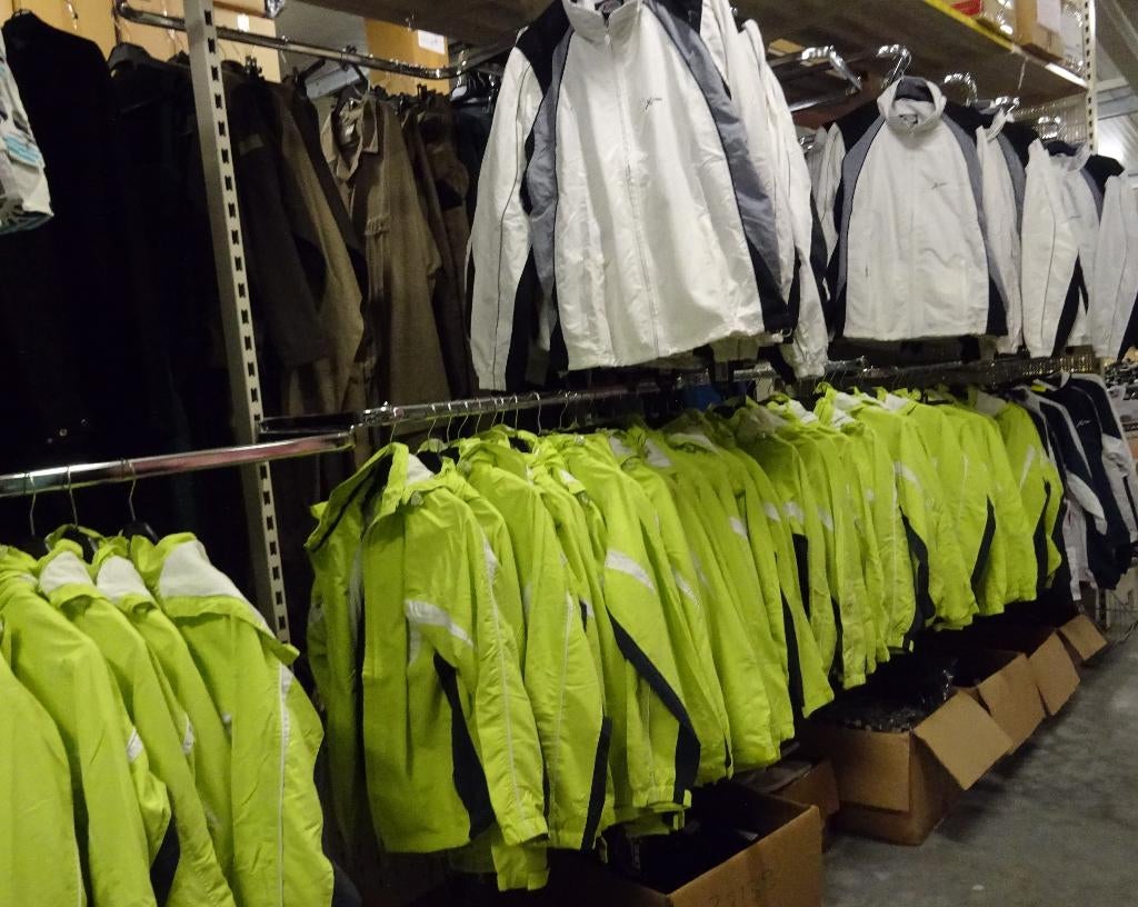 NIEUW Partijtje van 100 Trainingspakken Voor Heren en Dames., Enlèvement ou Envoi, Autres tailles