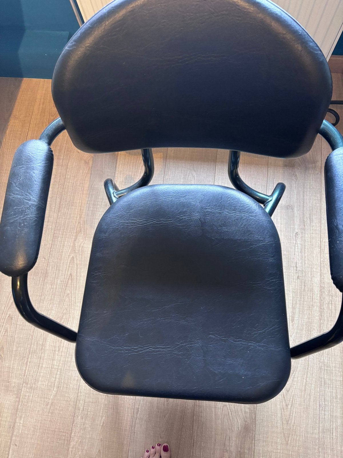 Wc-stoel, Huis en Inrichting, Stoelen, Ophalen, Zo goed als nieuw, Zwart, Leer