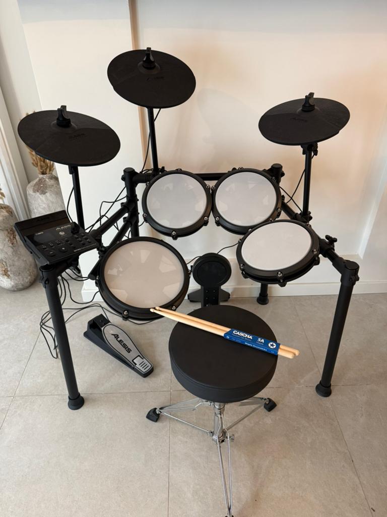 Alesis nitro max kit elektrische drum incl krukje, Muziek en Instrumenten, Drumstellen en Slagwerk, Ophalen, Zo goed als nieuw