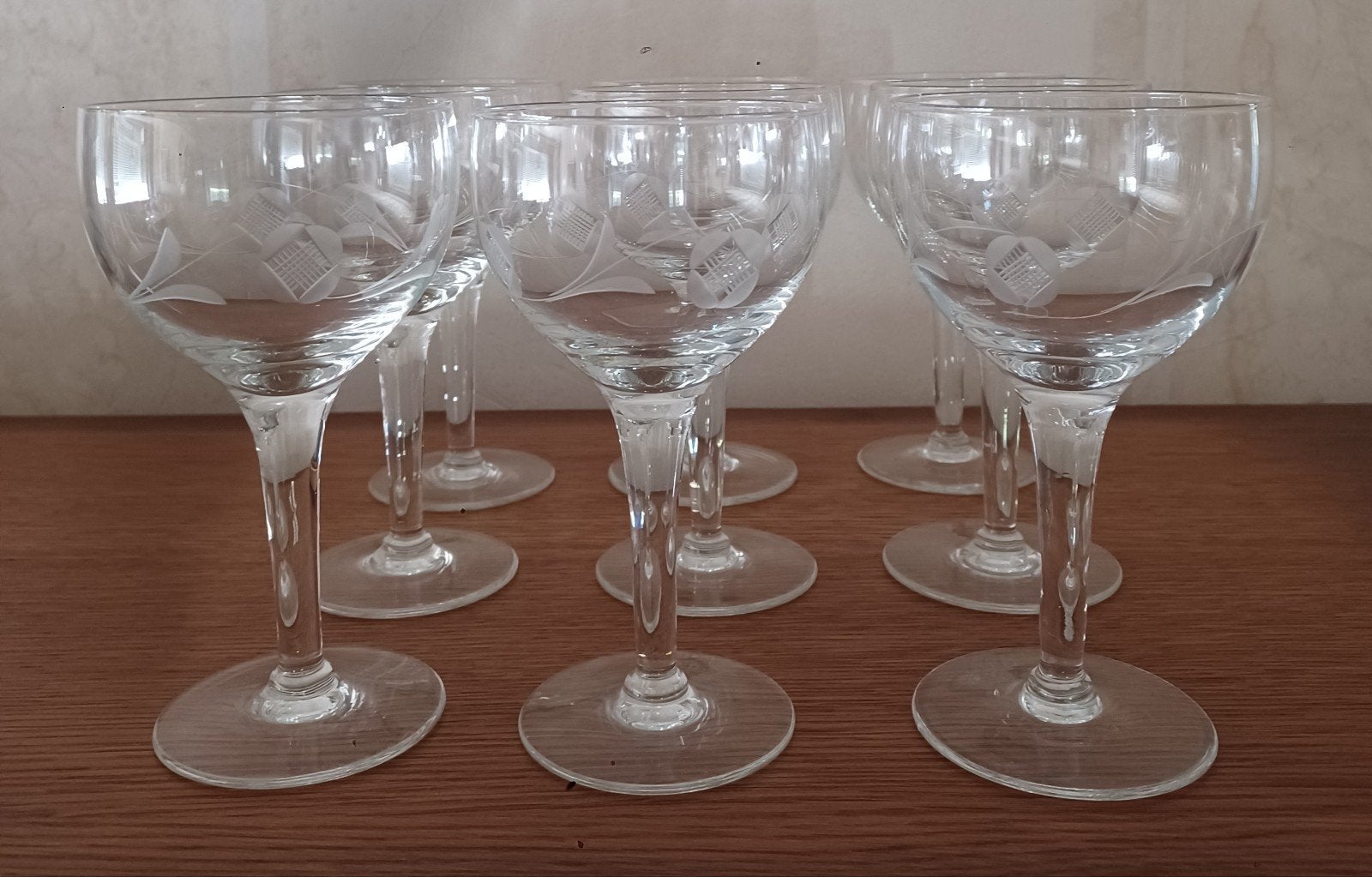Lot van 9 gegraveerde kristallen wijnglazen., Antiek en Kunst, Antiek | Glaswerk en Kristal, Ophalen