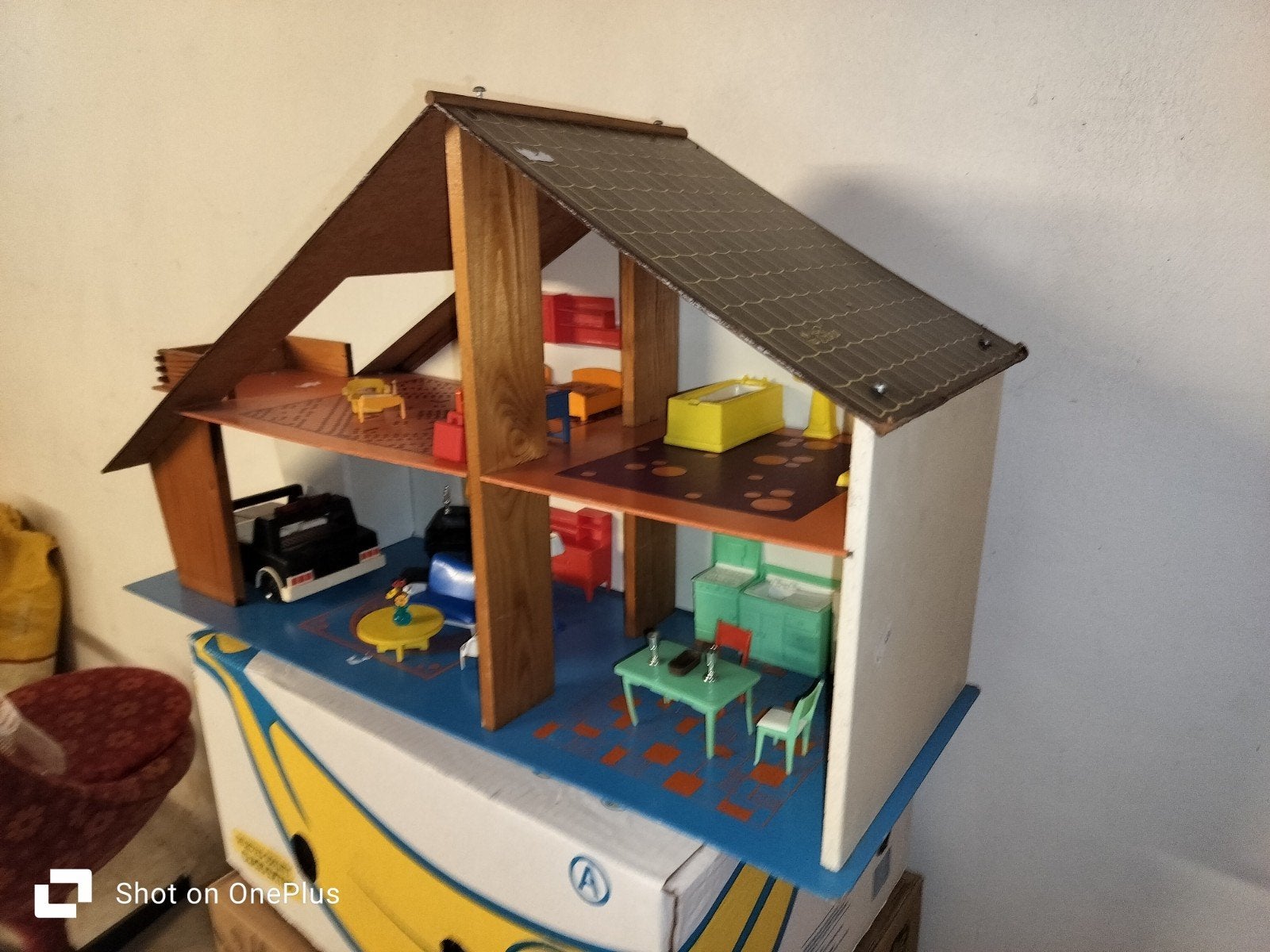 Vintage jaren'70 poppenhuis met meubeltjes en auto, Verzenden, Poppenhuis