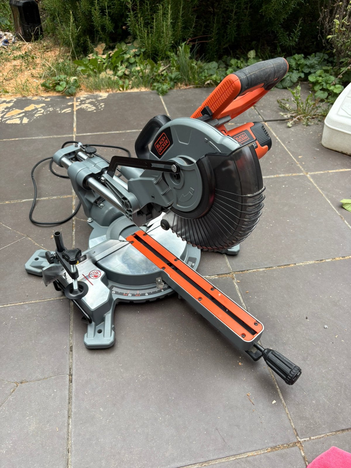 Black Decker BES700 verstekzaag, Doe-het-zelf en Bouw, Ophalen, Zo goed als nieuw, Afkortzaag