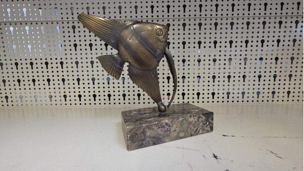 Vintage handgemaakt messing maanvis op marmeren voet