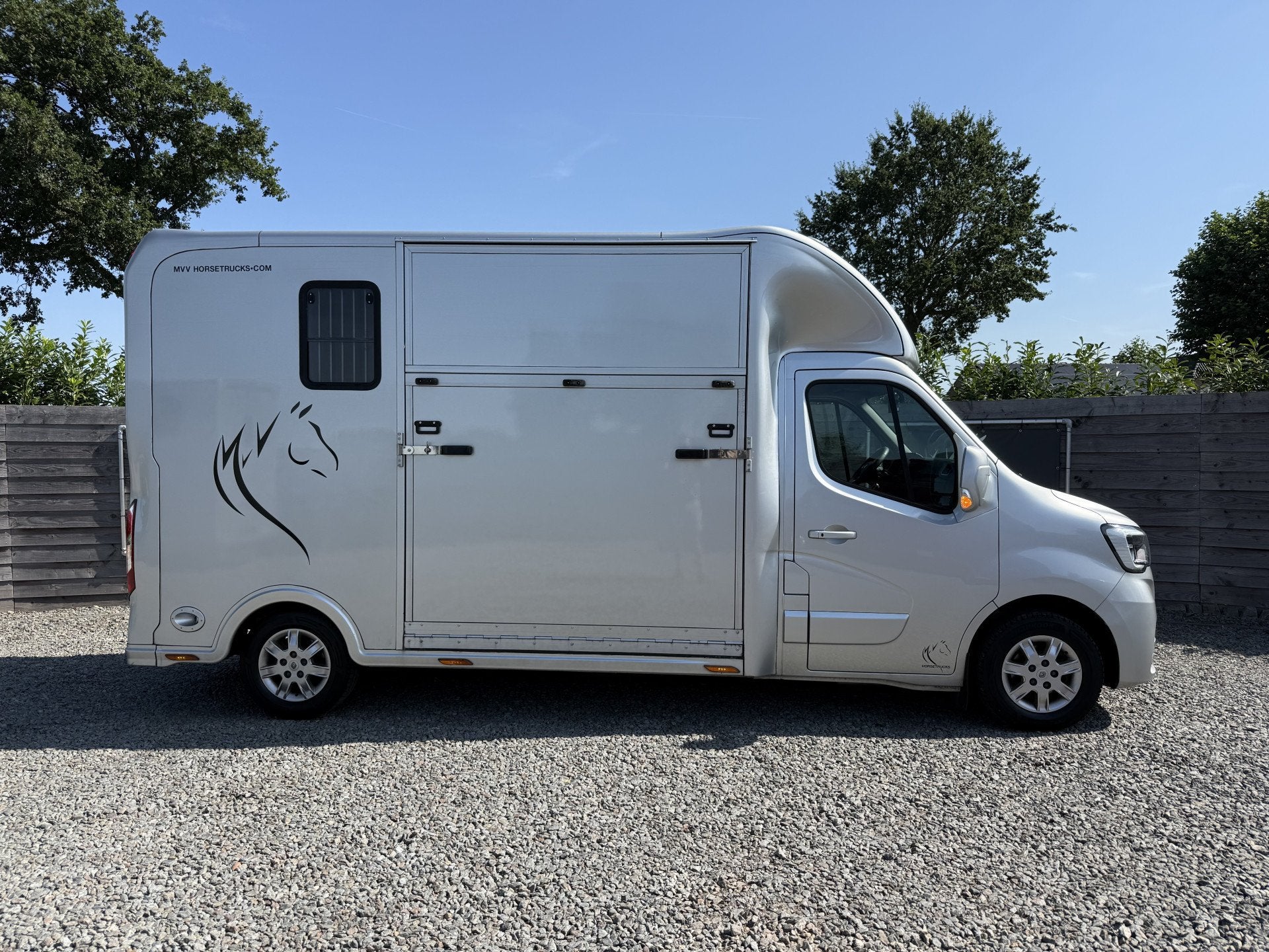 Renault Master | HORSETRUCK | SODIAK | STALLION 3XL | 2021 |, Animaux & Accessoires, Weduwestraat 12
4884MV  WERNHOUT, NL, Paardenwagentje NL | MVV HORSETRUCKS