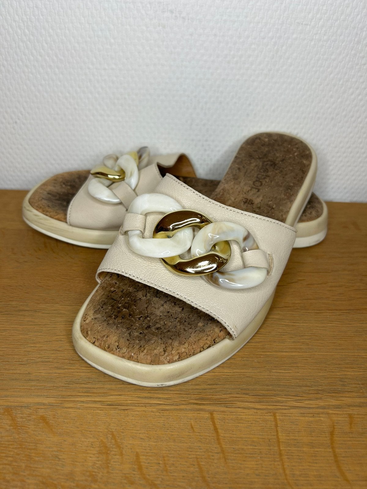 Ecru lederen slippers ketting kurken voetbed Gabor maat 38, Slippers, Beige, Ophalen of Verzenden, Zo goed als nieuw