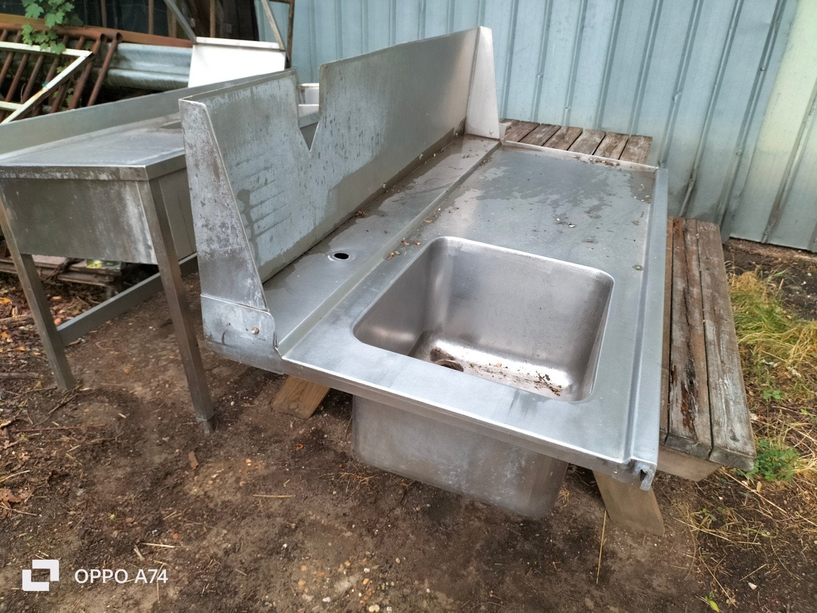 Twee inox afwasbakken, Enlèvement