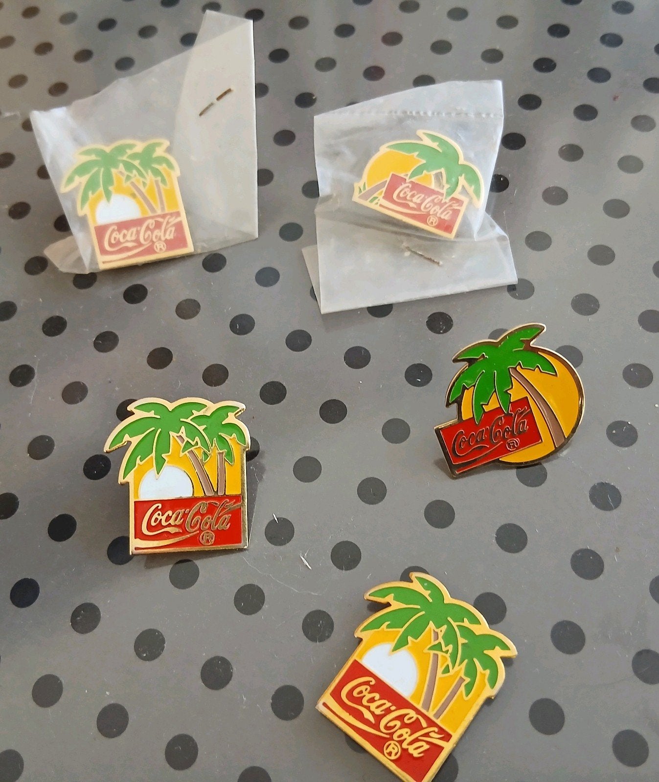 🟠 verzamellot 4 zeldzame pinnen en 1 magneet van het merk C, Verzamelen, Ophalen, Nieuw, Merk, Speldje of Pin