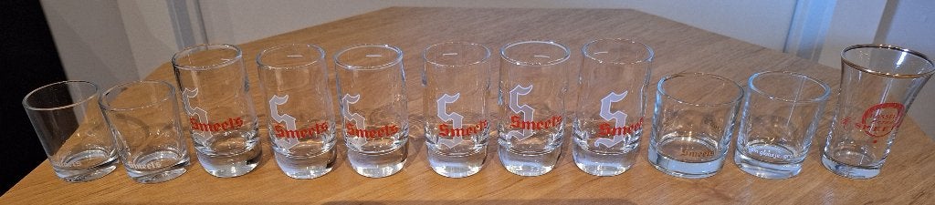 Assortiment van 11 jeneverglaasjes, merk Smeets, Ophalen of Verzenden, Zo goed als nieuw, Borrel- of Shotglas