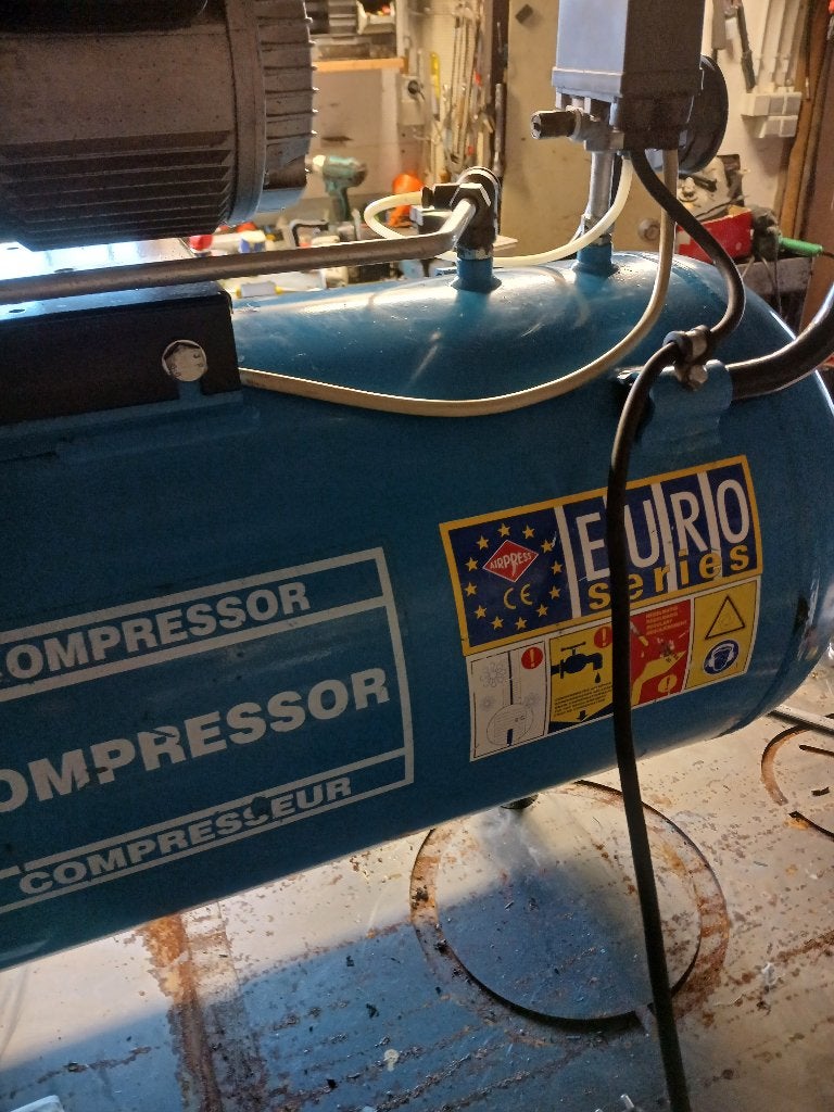 Compressor zgan, Doe-het-zelf en Bouw, Ophalen, Zo goed als nieuw, 200 tot 400 liter/min, Mobiel
