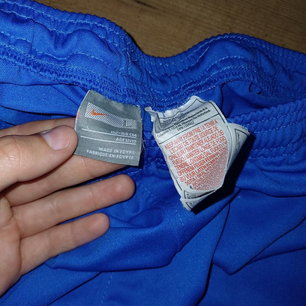 Nike short, Enlèvement