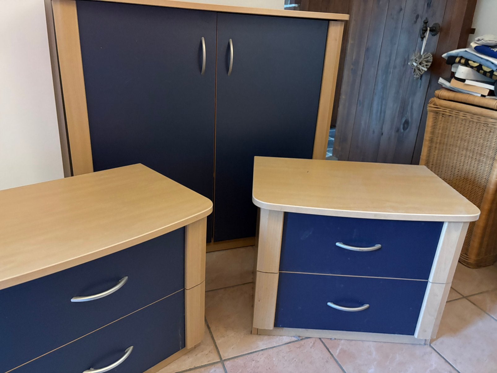 Commode en 2 nachtkastjes te koop, Ophalen, Gebruikt, Licht hout, met blauwe lade/deur, Meerdere deuren