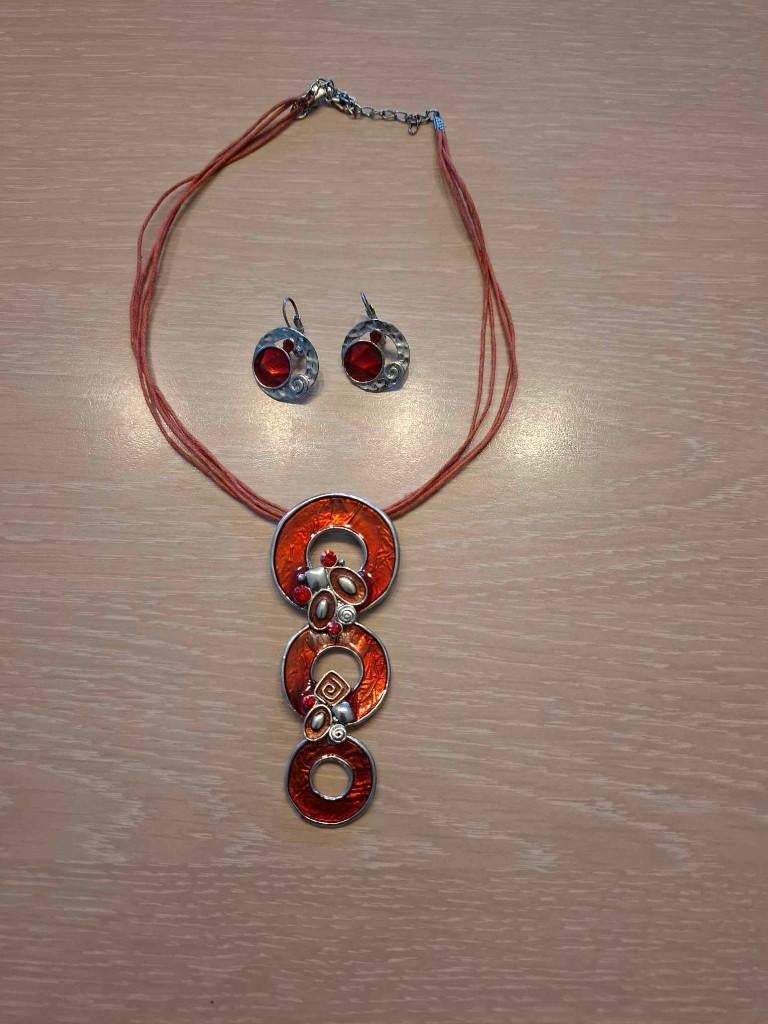 Parure de fantaisie rouge, Bijoux, Sacs & Beauté, Colliers, Rouge, Enlèvement ou Envoi, Avec pendentif, Comme neuf