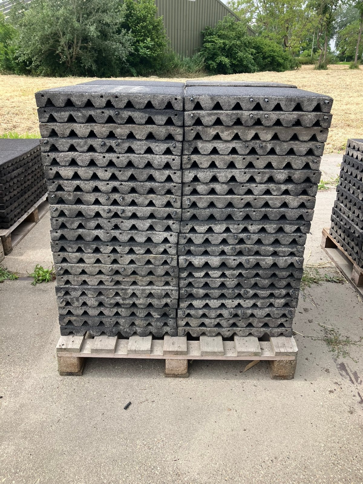 86 vochtdoorlatende rubberen matten 50x50x5cm, Doe-het-zelf en Bouw, Dakpannen en Dakbedekking, Ophalen, Gebruikt