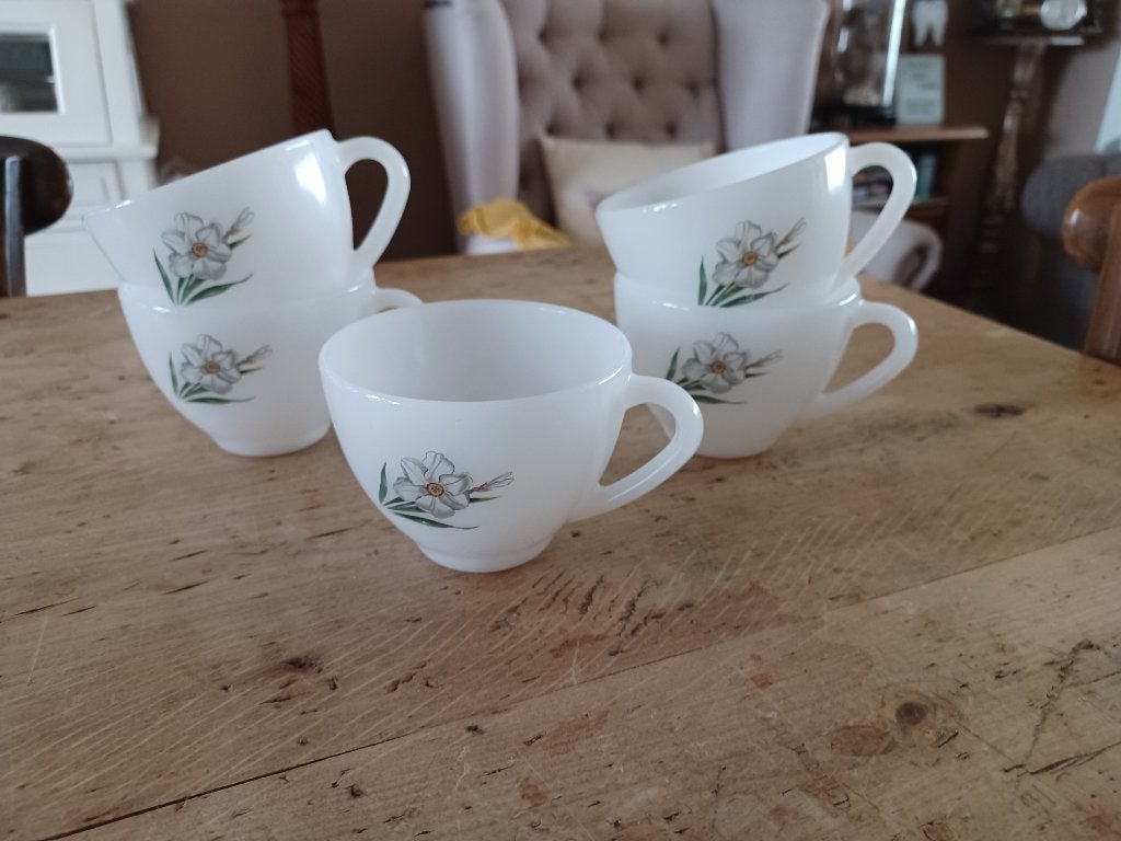 Arcopal wit bloemmotief koffiekopjes aan 2 euro per stuk, Antiek en Kunst, Ophalen of Verzenden