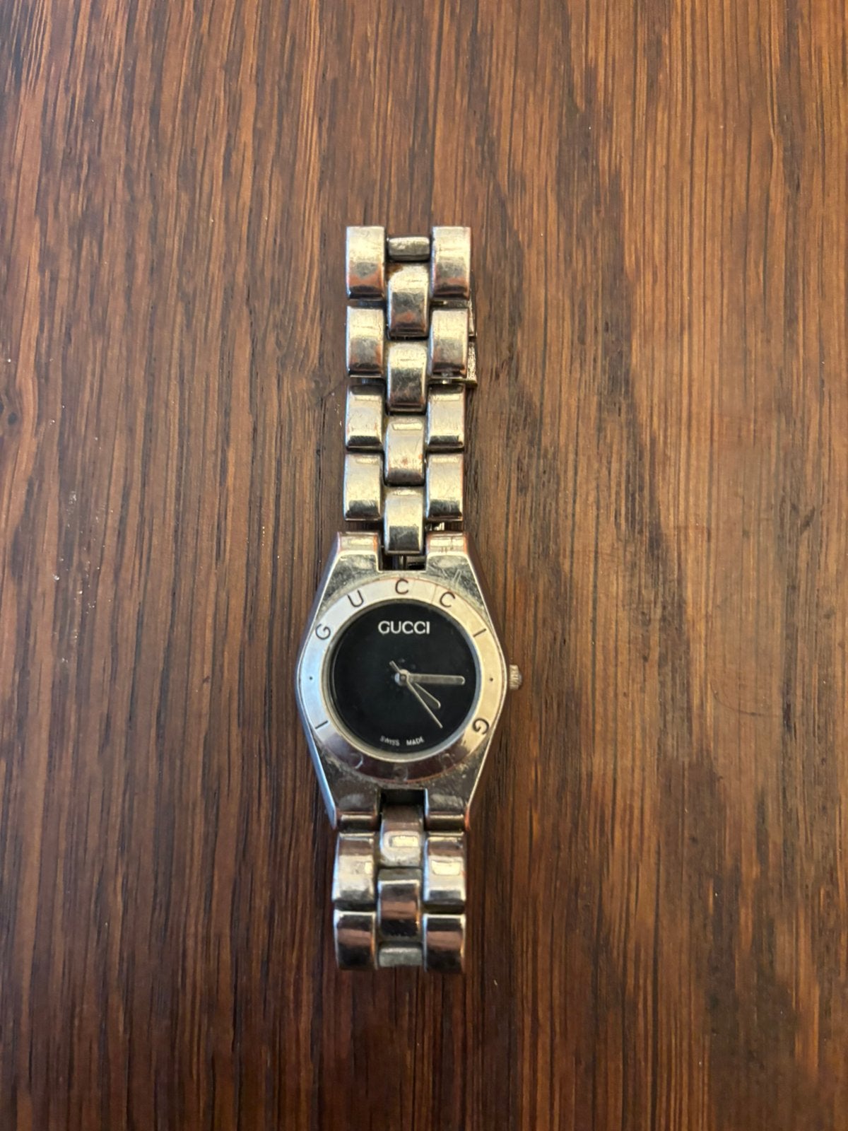 Montre femme Gucci, Enlèvement