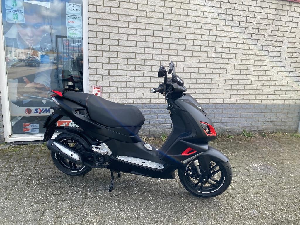 PEUGEOT SPEEDFIGHT 4 BROM 45KM BLACK EDITION BJ2019 3900KM, Fietsen en Brommers, Scooters | Peugeot, Zo goed als nieuw, Speedfight