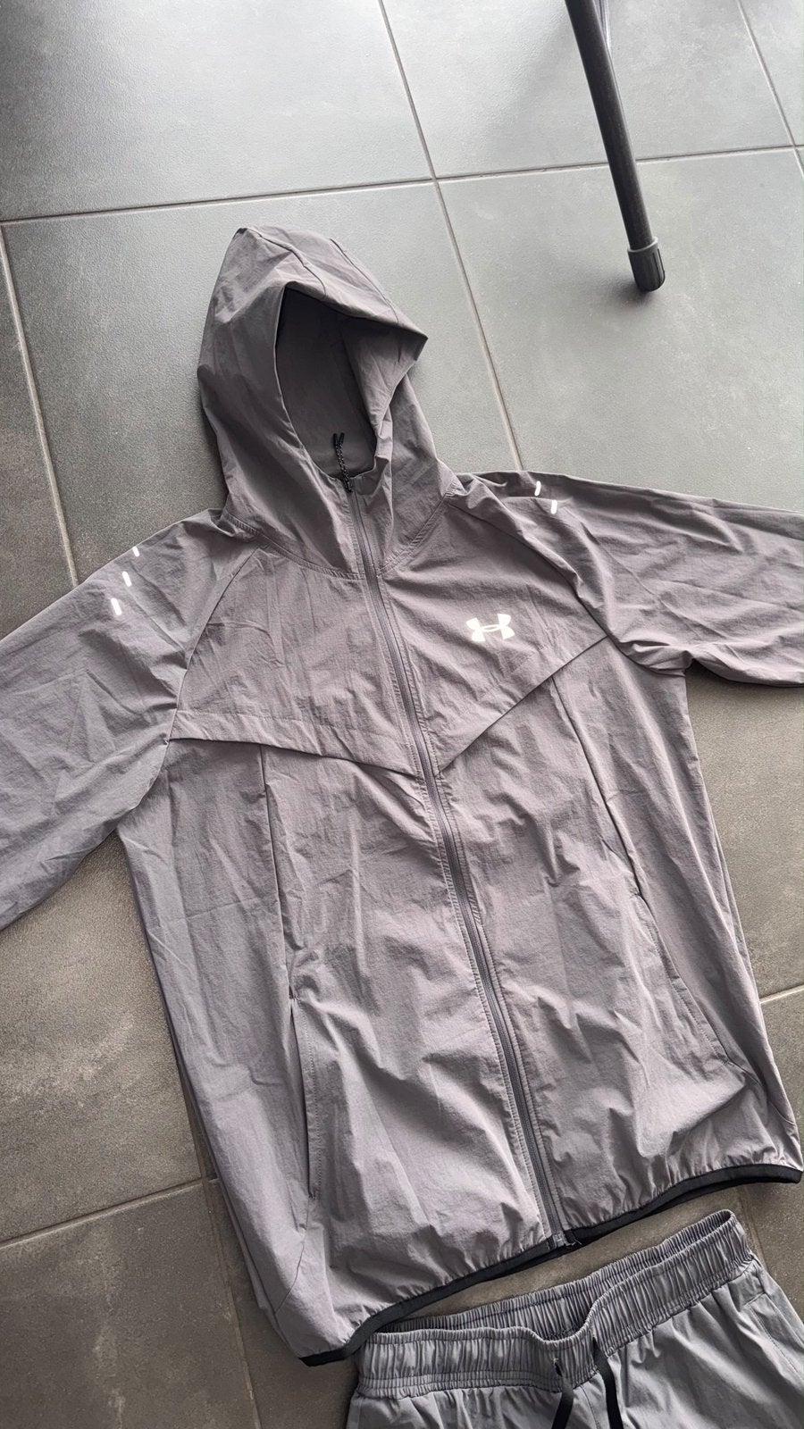 Survêtement gris neuf Under Armour | JAMAIS PORTÉ, Enlèvement ou Envoi, Comme neuf, Gris