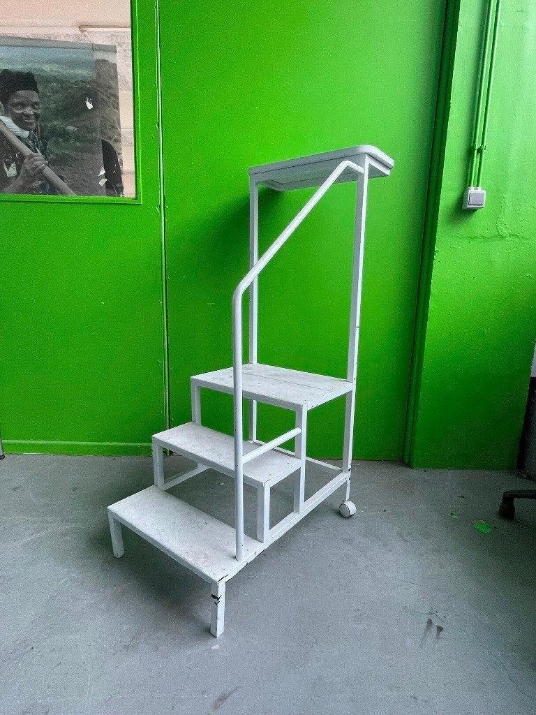 Escabeau roulant  @ OXFAM Solidarité, Enlèvement, Utilisé, Escalier, Moins de 2 mètres