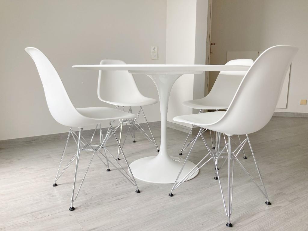 Knoll Saarinen Tulip tafel & Vitra Eames DSR stoelen wit, Huis en Inrichting, Ophalen, Zo goed als nieuw