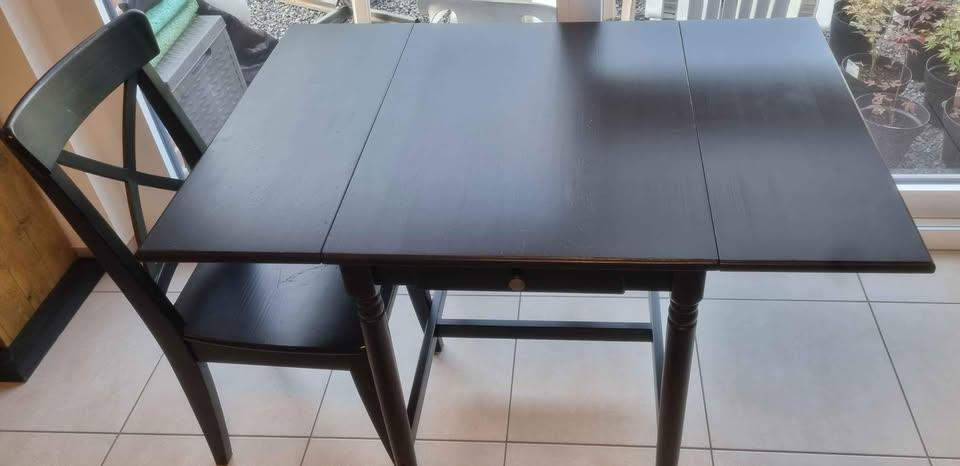 Magnifique table pliante IKEA avec deux chaises et tiroir., Huis en Inrichting, Tafels | Bijzettafels, Gebruikt, Rechthoekig, Hout