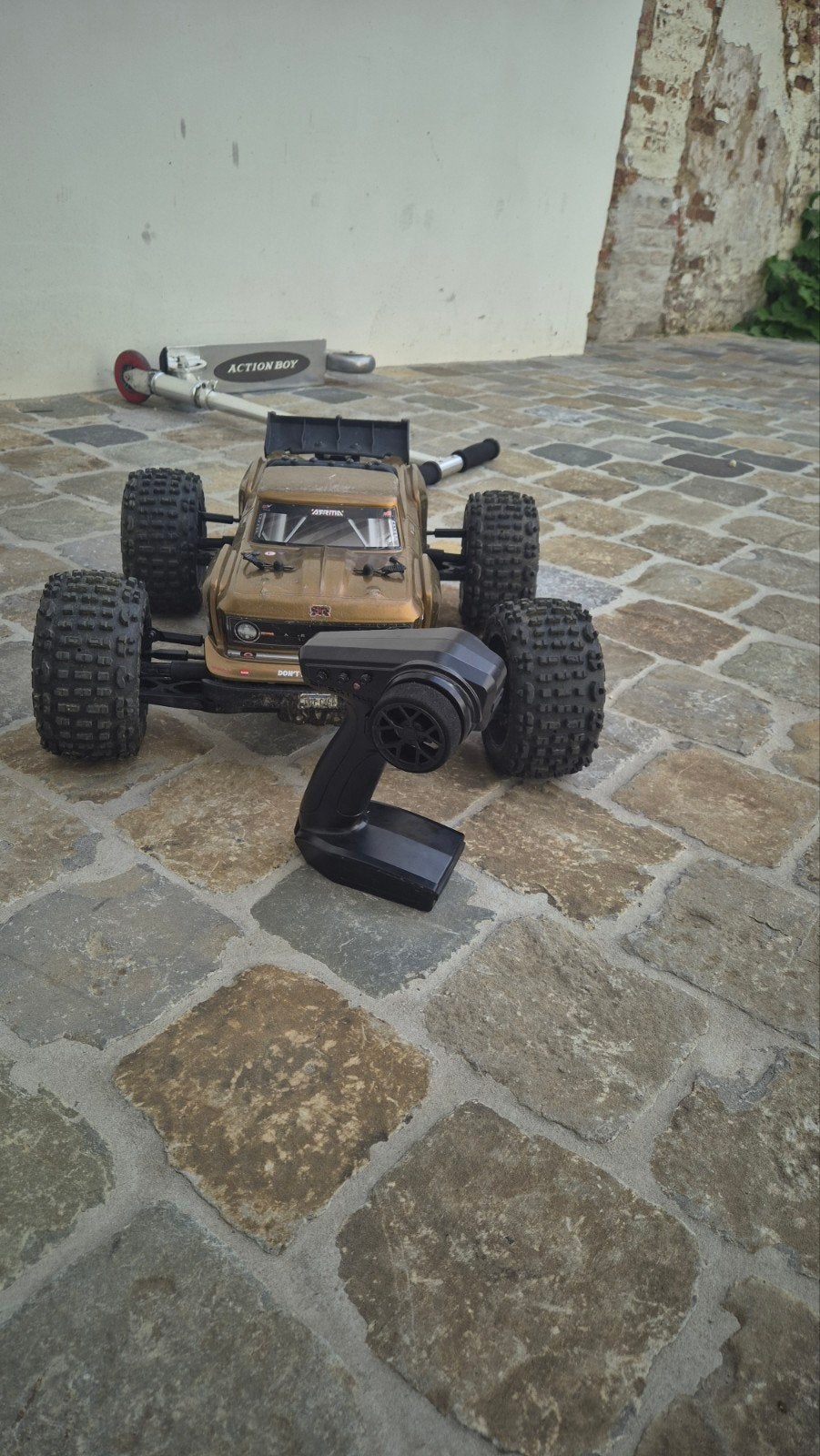 arma outcast 4s 1/10 rc auto met nieuwe 4s 6000mah lipo, Échelle 1:10, Voiture off road, Comme neuf, Enlèvement