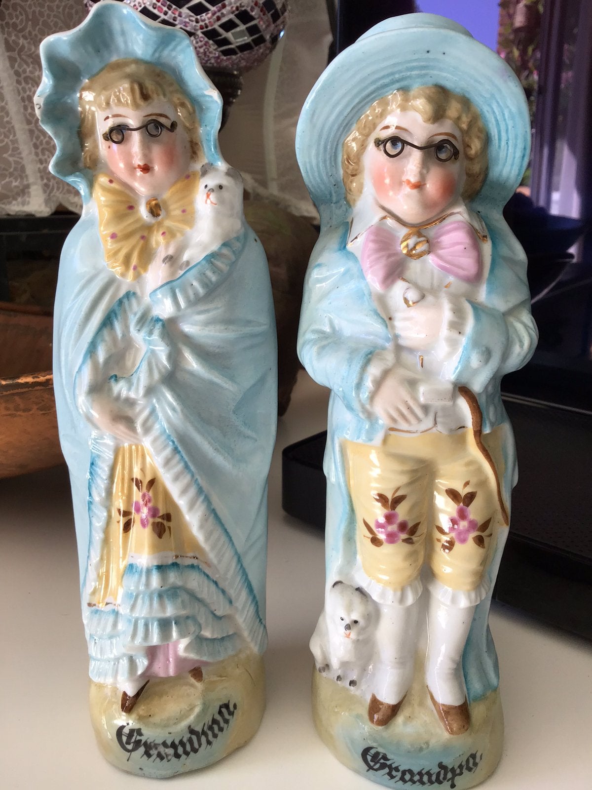 Paire de figurines anciennes en porcelaine marquées, Enlèvement ou Envoi