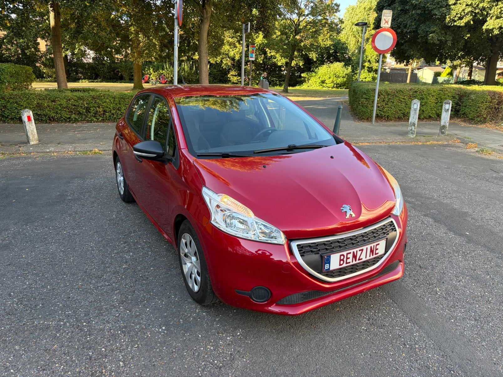 Peugeot 208 1.0 benz 63000km 2015 garantie!, Auto's, Voorwielaandrijving, Stof, 50 kW, Zwart