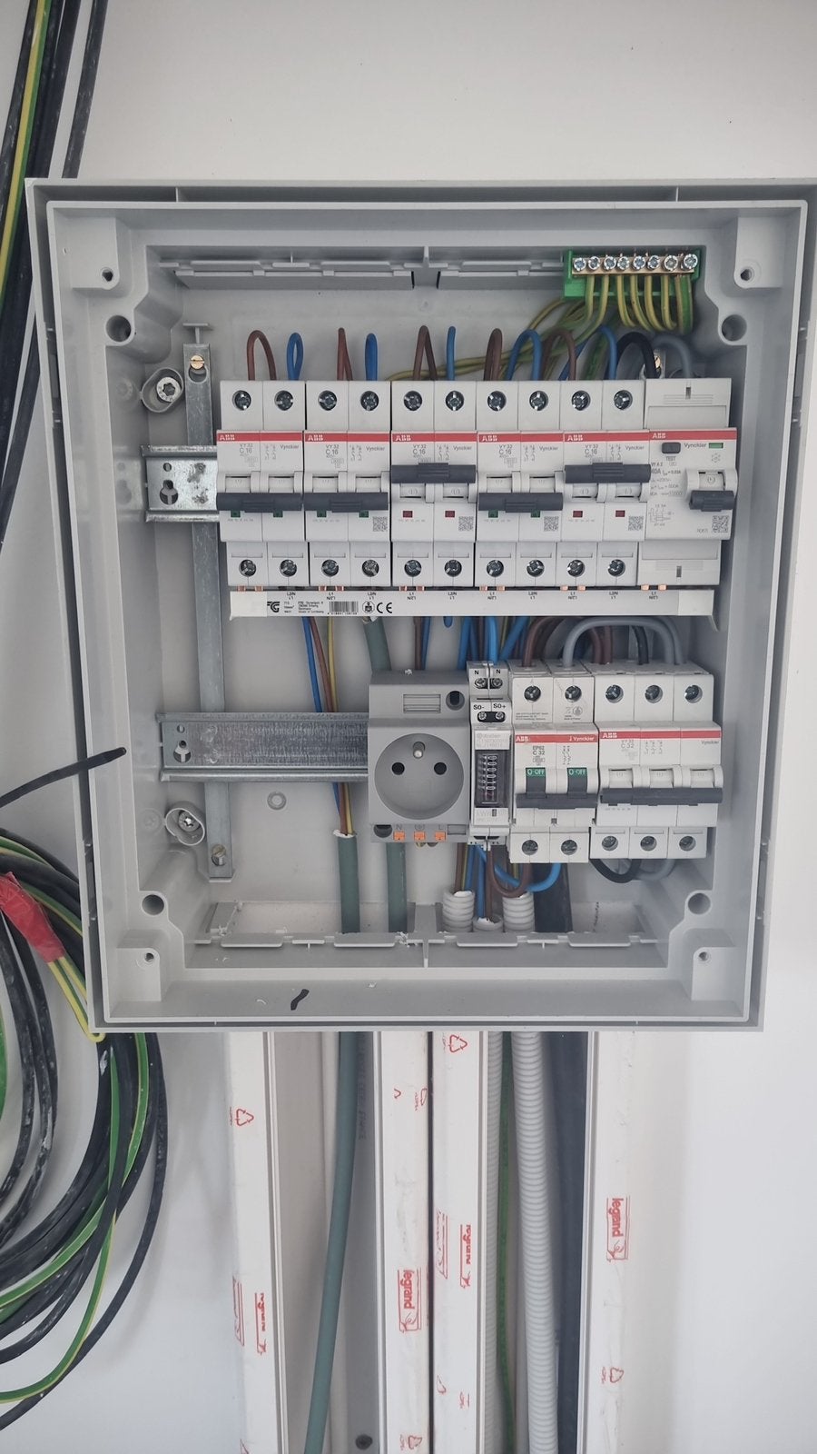 Électricien & plombier, Services & Professionnels
